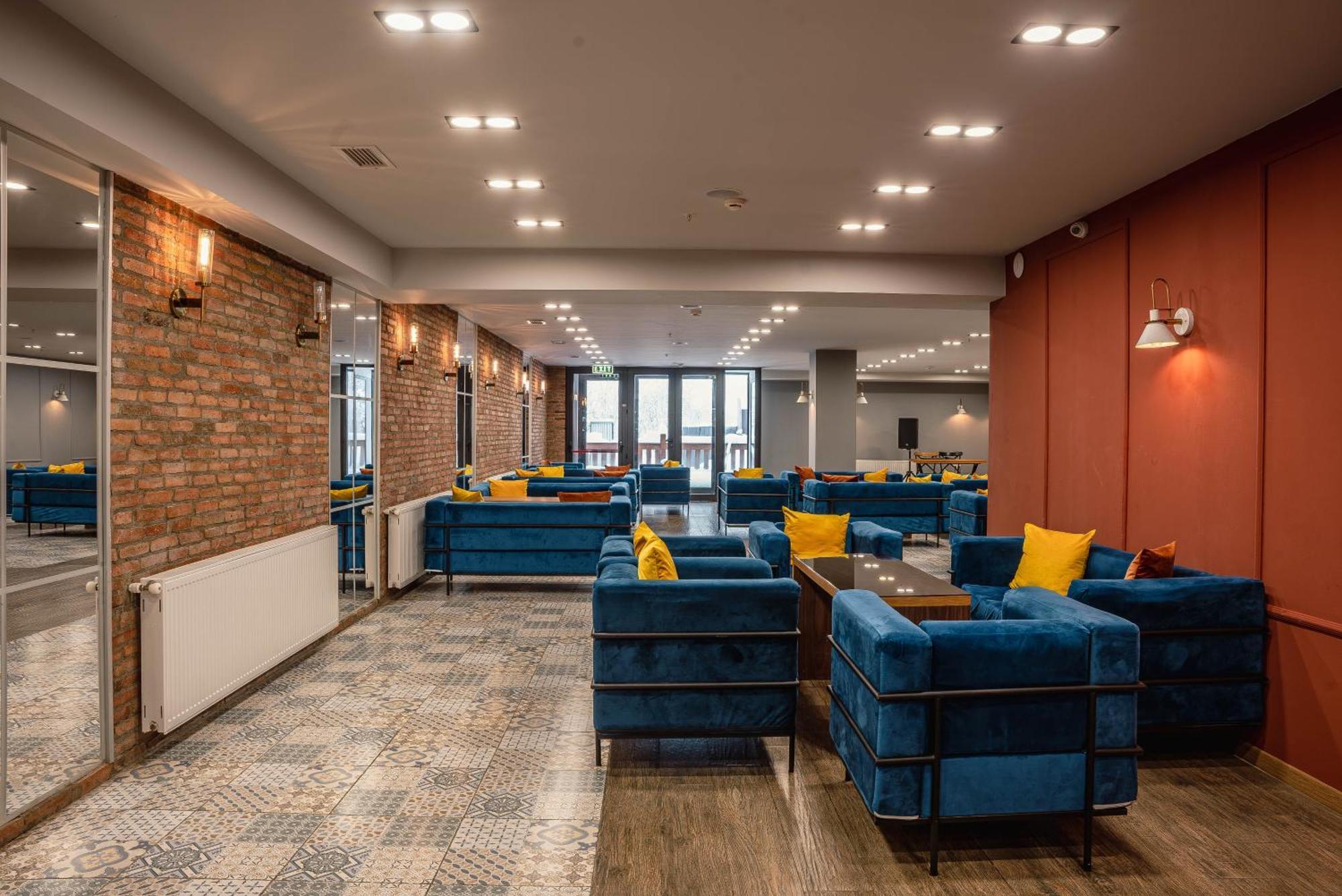 Gudauri Inn المظهر الخارجي الصورة The interior of the business lounge at the airport