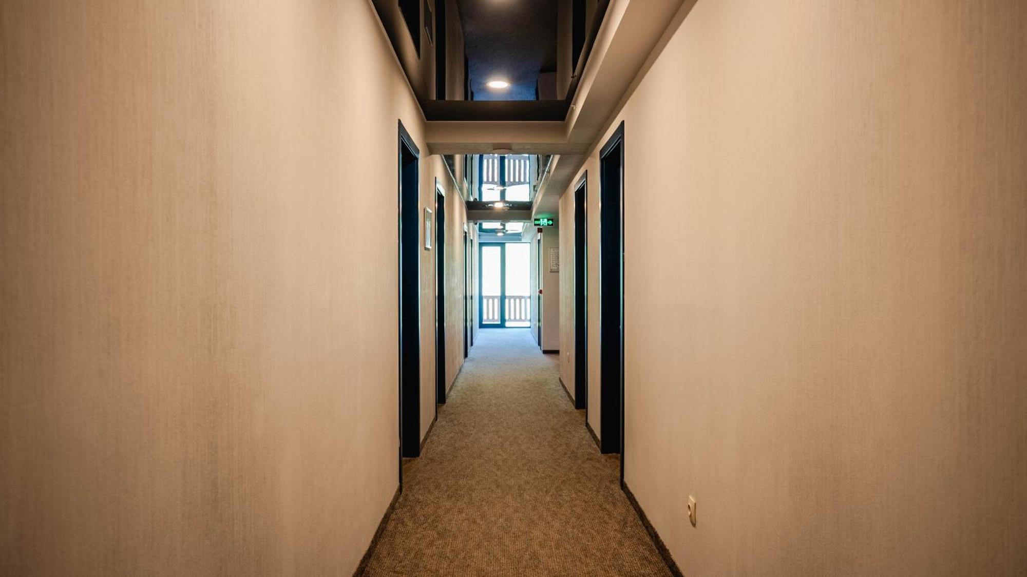 Gudauri Inn المظهر الخارجي الصورة A typical corridor