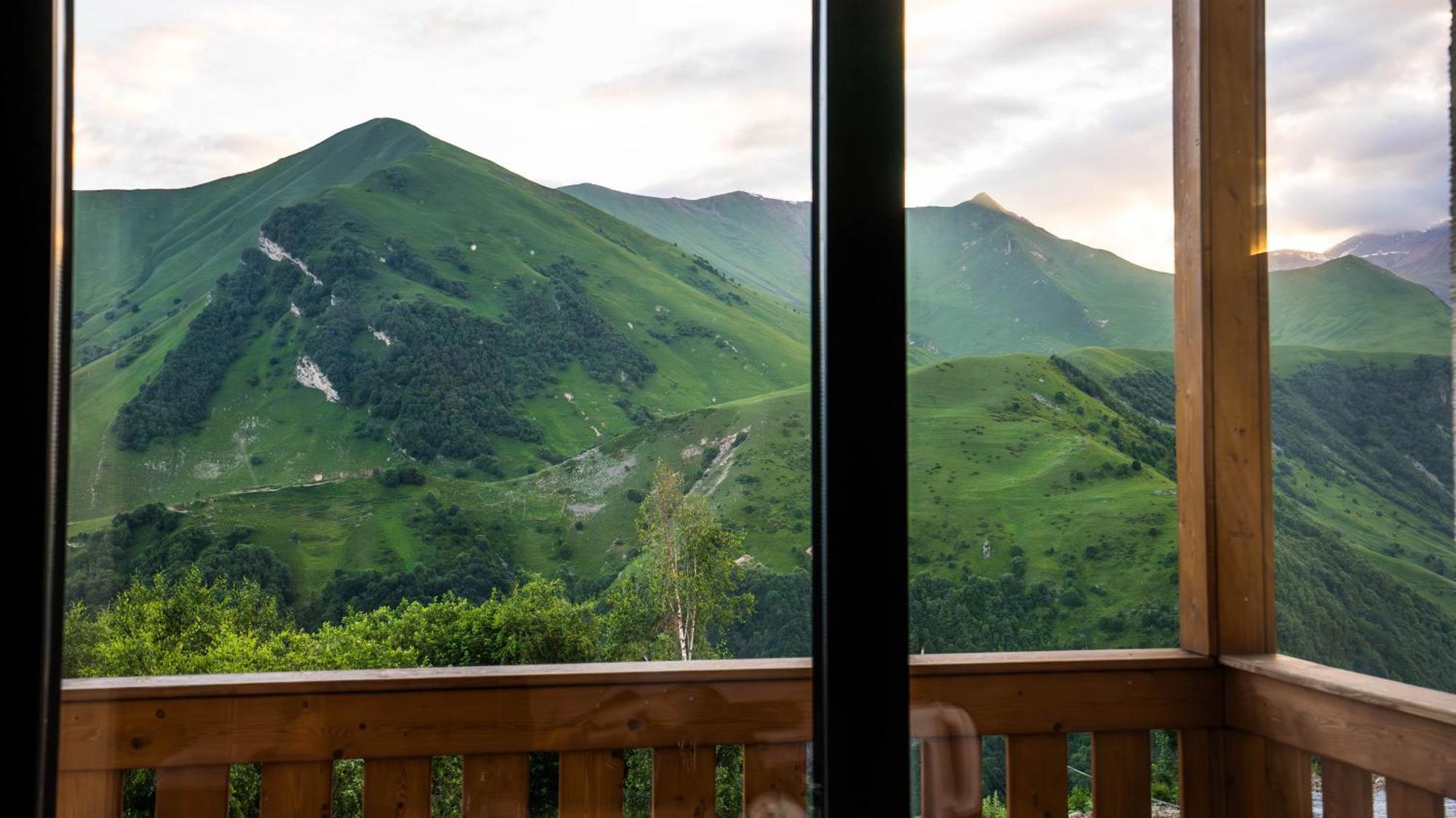 Gudauri Inn المظهر الخارجي الصورة View of the range from the resort town of Rosa Khutor
