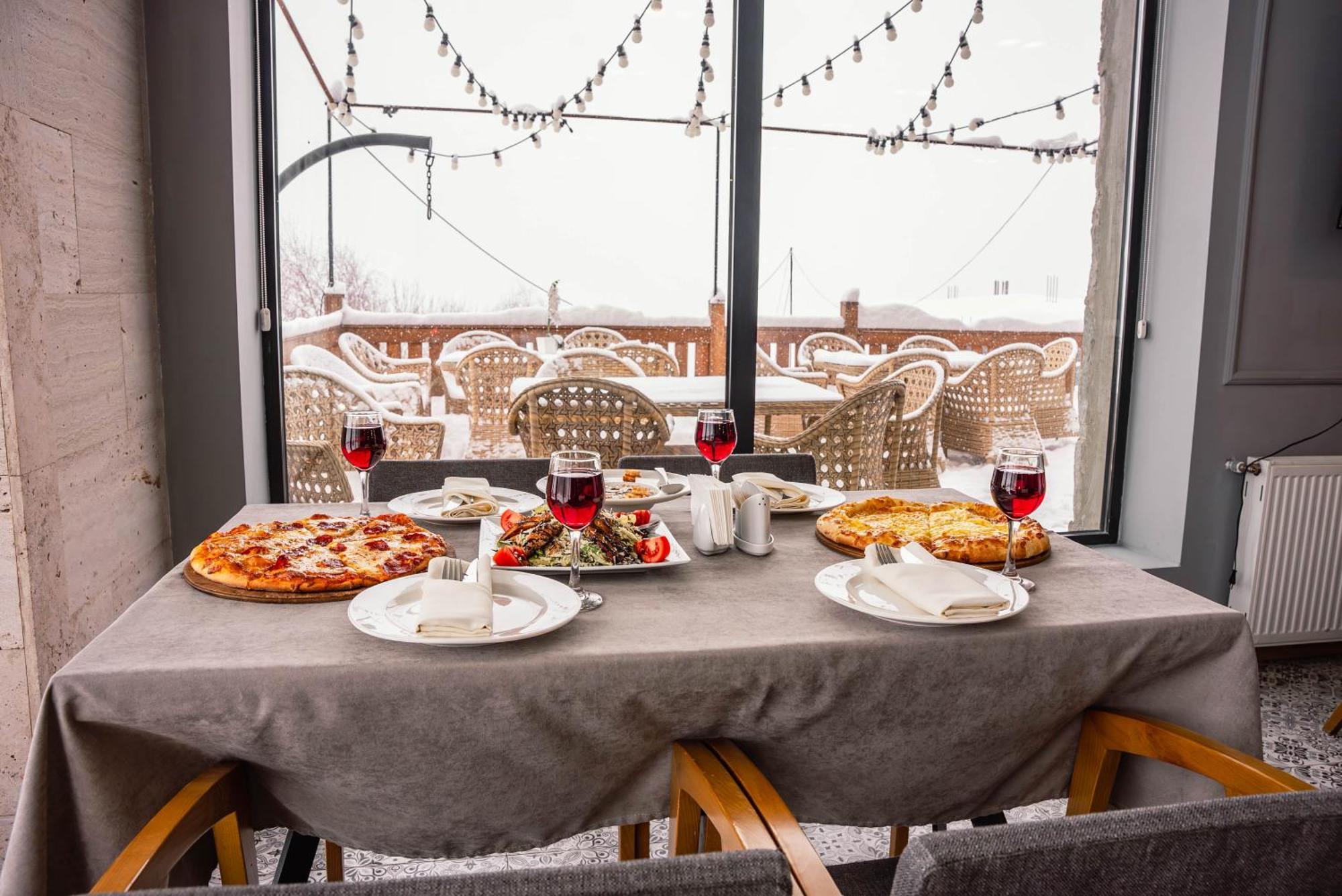 Gudauri Inn المظهر الخارجي الصورة A table set for a meal
