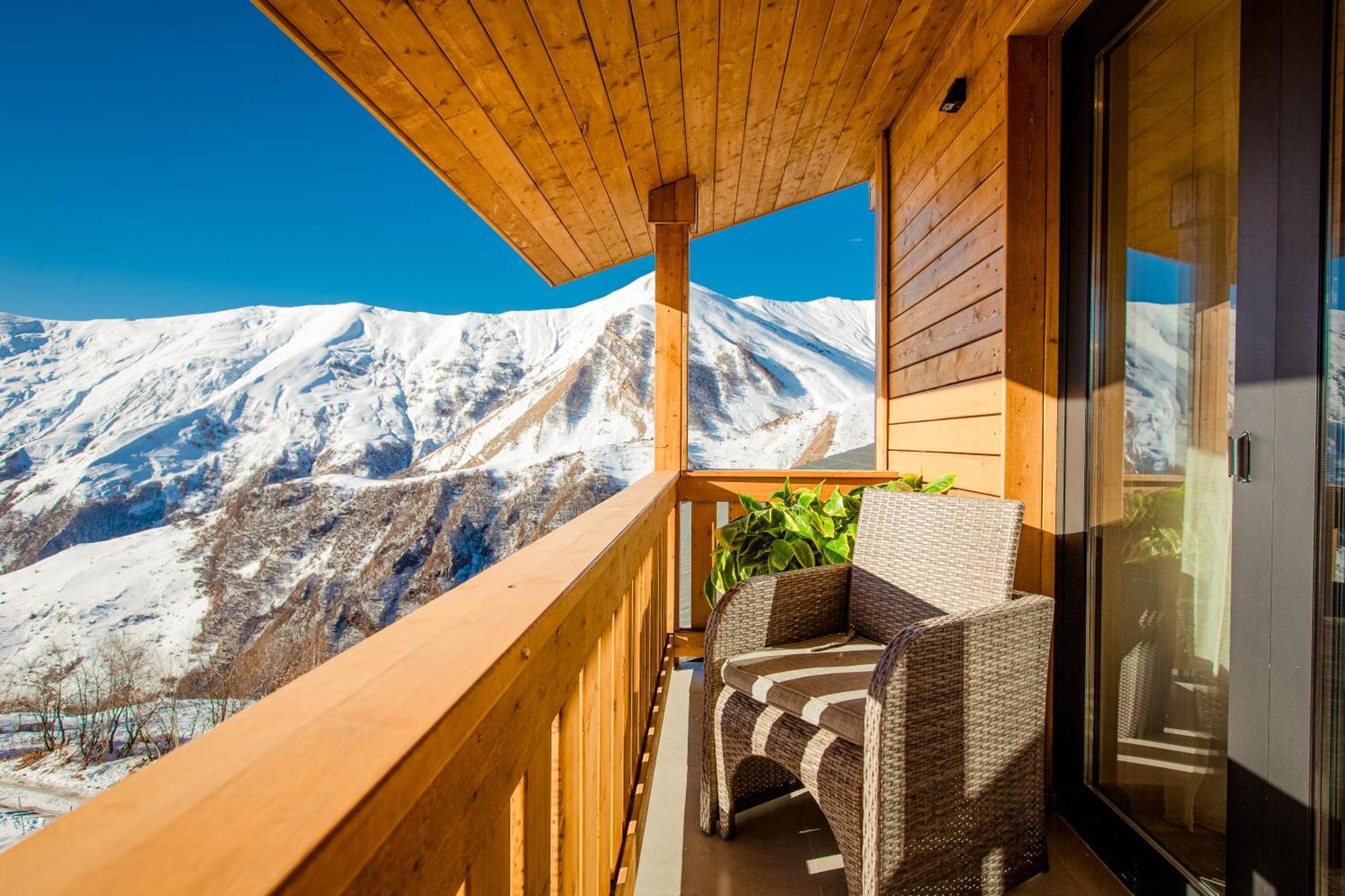 Gudauri Inn المظهر الخارجي الصورة View from the balcony of a hotel in Gudauri
