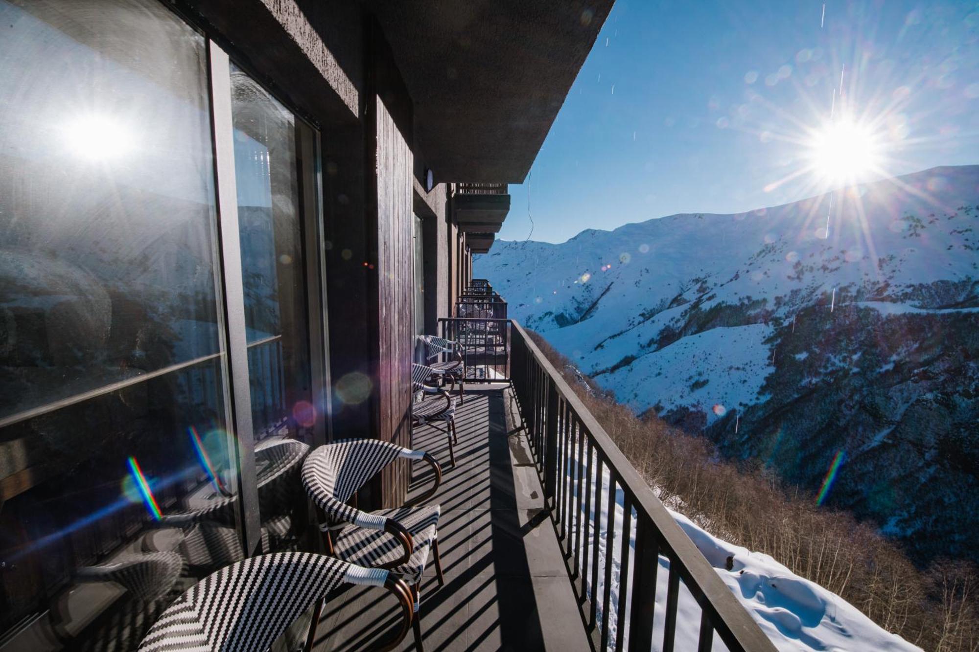 Gudauri Inn الغرفة الصورة The view from the balcony of a suite at the hotel