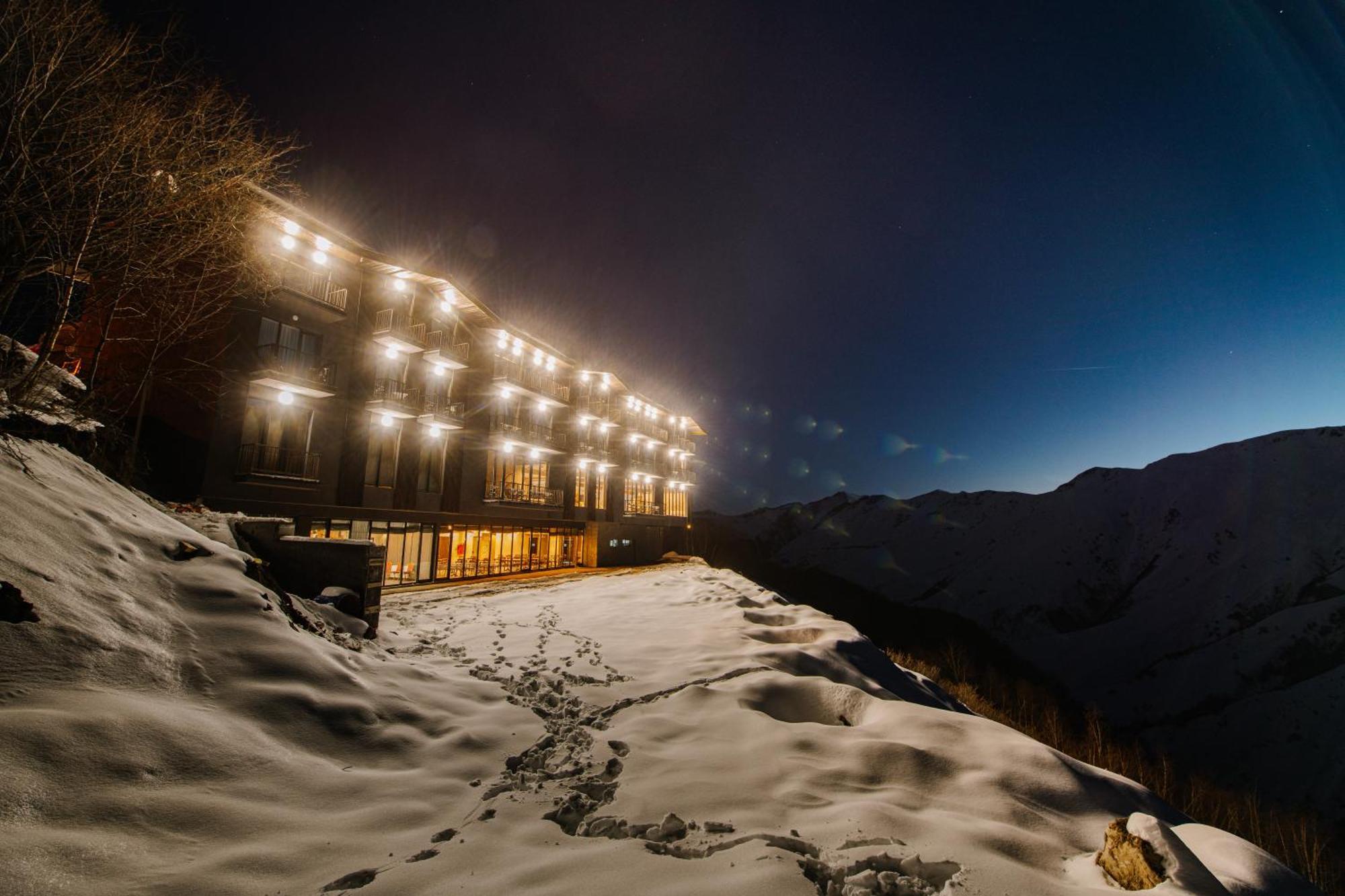 Gudauri Inn المظهر الخارجي الصورة The hotel at night