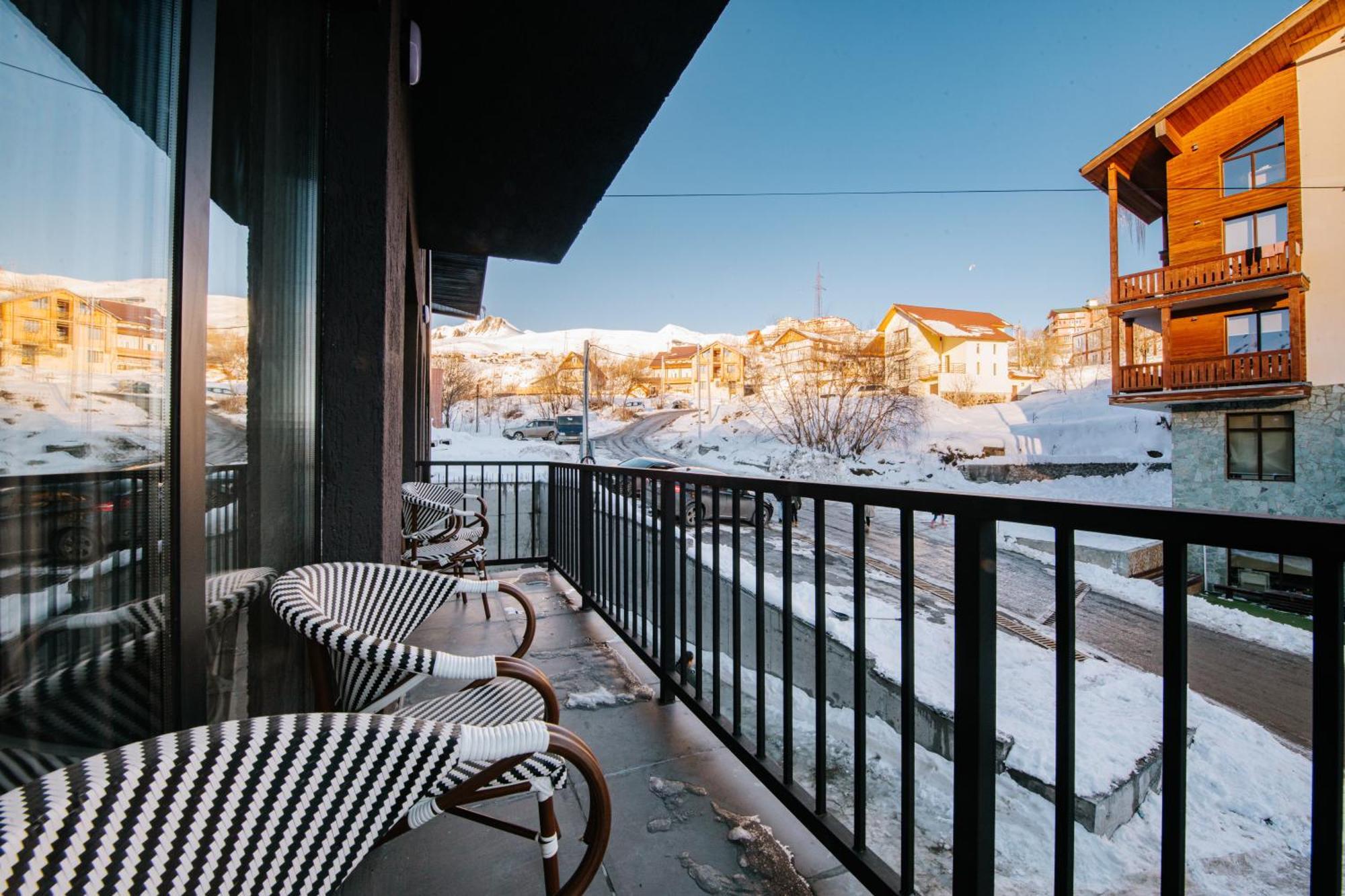 Gudauri Inn الغرفة الصورة A balcony in the winter