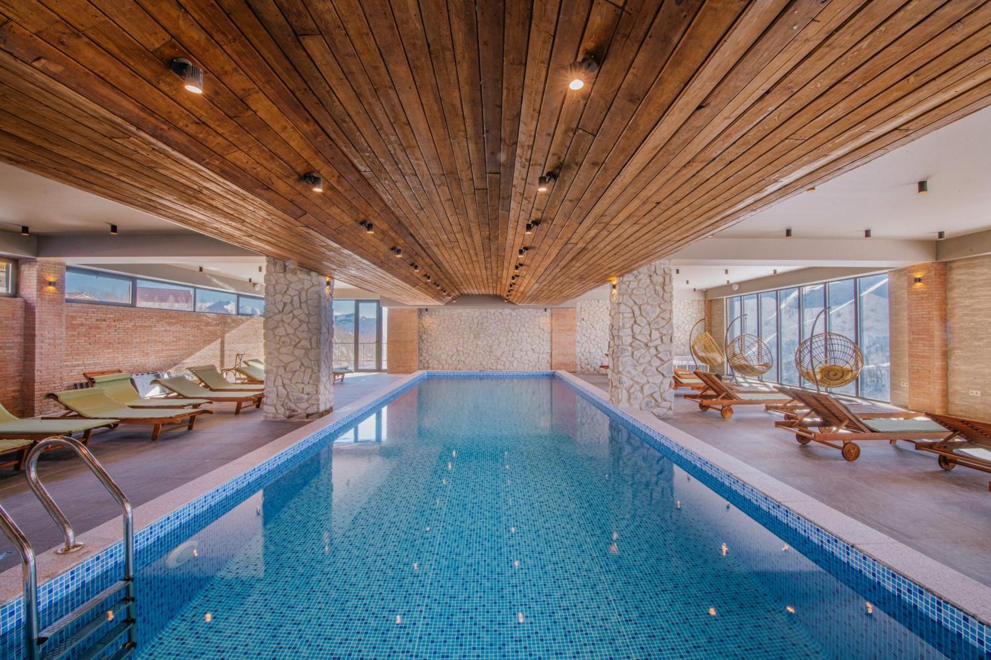Gudauri Inn المظهر الخارجي الصورة The swimming pool at the hotel
